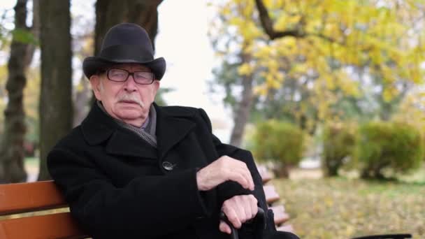 Ein alter Senior italienischer Abstammung verbringt Zeit allein. — Stockvideo