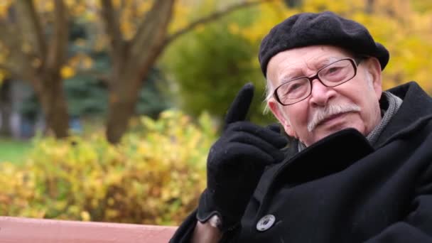 Der alte Mann zeigt eine Fingergeste nein — Stockvideo