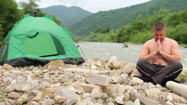 Tlustý muž v lotosové pozici cvičí venku jógu — Stock video