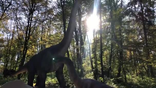 Kinderpark Mit Dinosaurier Skulpturen Unterhaltung Für Erwachsene Und Kinder — Stockvideo