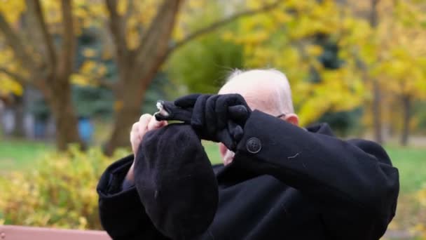 Un anciano italiano lleva una boina negra en la cabeza. — Vídeos de Stock