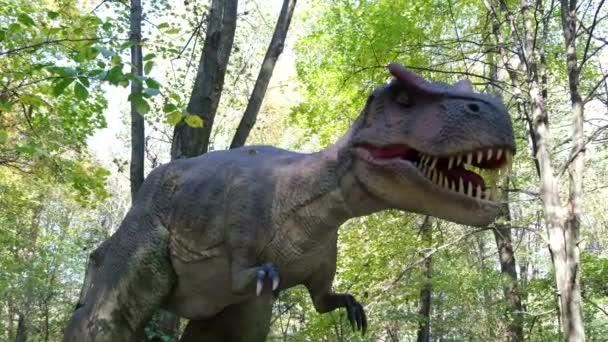 Dinosaur in the forest, at dino park. Life-size dinosaurs in the park. — Stock Video