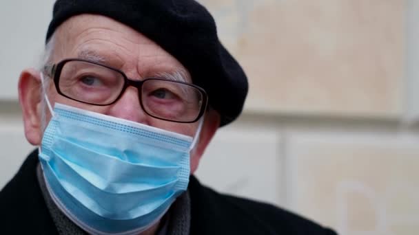 Un vecchio pensionato con una maschera protettiva contro il coronavirus. — Video Stock