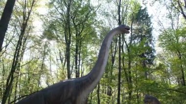Jurasik dinozorların mekanik hareketli heykelleri.