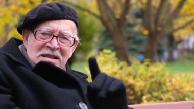 Yaşlı büyükbaba bir jest yapıyor.