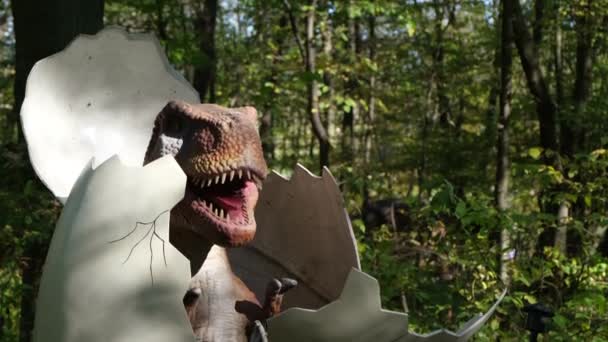 Mechanische beweegbare sculpturen van Jurassic dinosaurussen. — Stockvideo