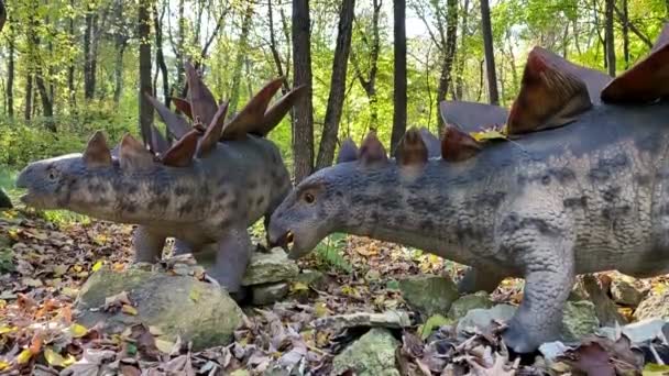 Modelo en movimiento de un dinosaurio en un parque de atracciones de la ciudad — Vídeo de stock