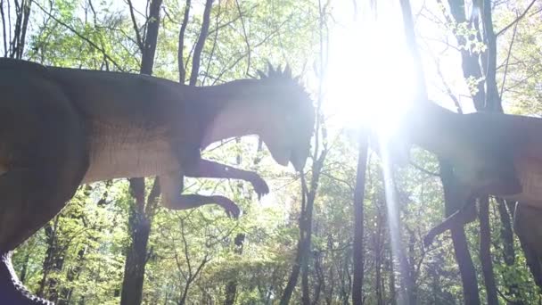 Большие движущиеся модели юрских динозавров. — стоковое видео