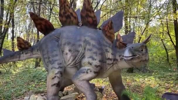 선사 시대 공룡의 대형 모델입니다. 현실적 인 풍경. — 비디오