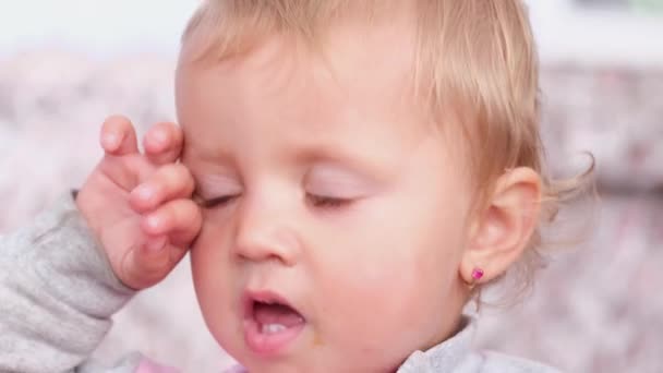 La bambina vuole dormire e si pulisce gli occhiali — Video Stock