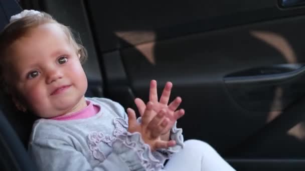 Un bambino piccolo applaude nel palmo della mano — Video Stock