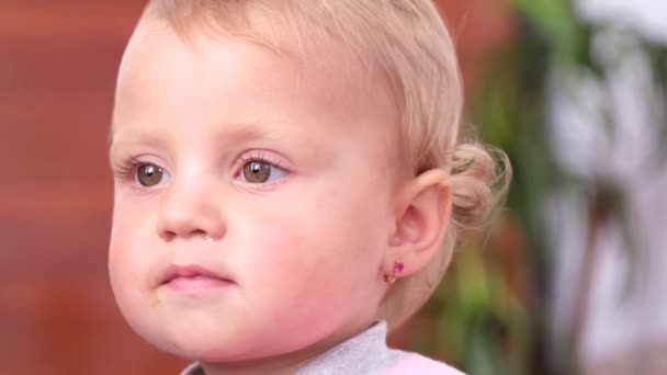 Portrait d'une fille 1-2 ans. Gros plan sur le visage. — Video
