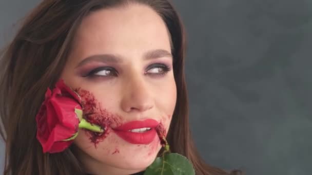 Make-up voor Halloween meisje met bloed en roos in haar mond — Stockvideo