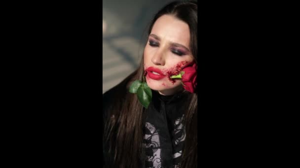 Portrait d'un modèle professionnel passionné avec une rose rouge dans la bouche — Video