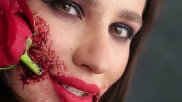 Retrato de belleza de chica sexy elegante con rosa roja en la boca sobre un fondo negro. — Vídeos de Stock
