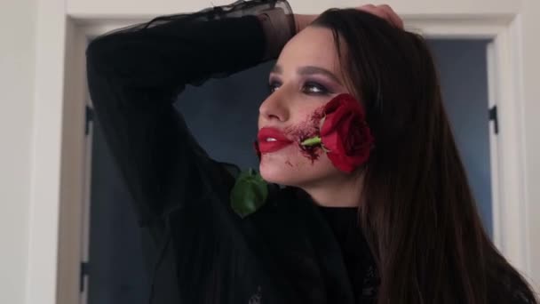 Retrato de belleza de chica sexy elegante con rosa roja en la boca sobre un fondo negro. — Vídeos de Stock