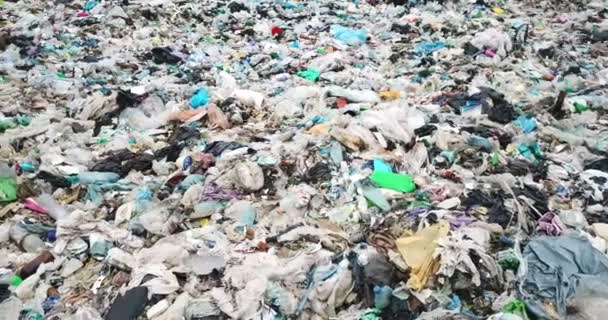 Letecký pohled shora na velkou hromadu odpadků, hromadu odpadků na skládce nebo na skládce. — Stock video