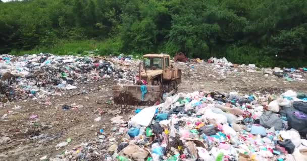 垃圾倾倒在垃圾填埋场或垃圾填埋场。污染概念. — 图库视频影像
