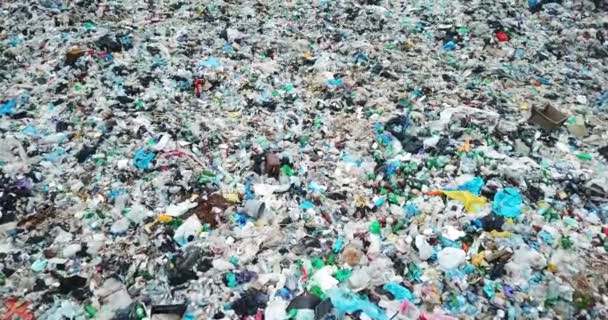 Загрязнение окружающей среды Снимок с воздуха с летающего беспилотника из большой кучи мусора. — стоковое видео