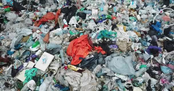 Les plages océaniques sont contaminées par des déchets plastiques, une plate-forme à ordures. — Video