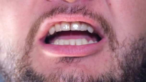 Broda mężczyzna broda z otwartymi ustami. — Wideo stockowe