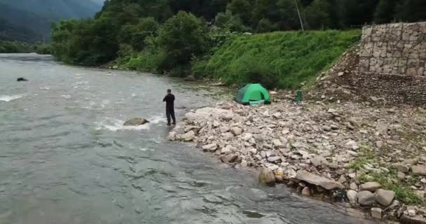 Pescador en un río de montaña en Canadá, un hombre pescando girando. — Vídeos de Stock