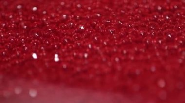 Kaynayan kırmızı kabarcıklar. Kalın kırmızı bir sıvının içinde kabarcıklar yükseliyor