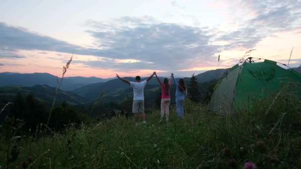 Amigos se divertir perto da tenda nas montanhas. — Vídeo de Stock