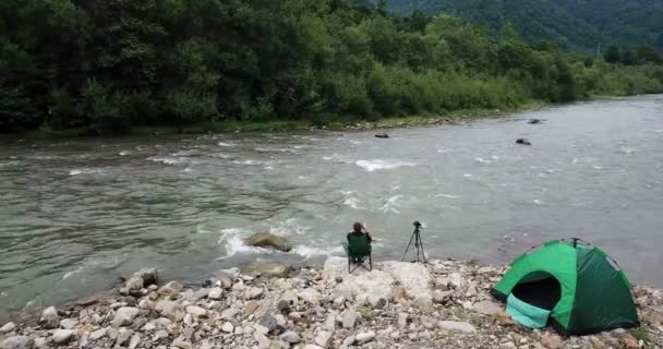 Pesca y recreación en las montañas cerca del río tormentoso. — Vídeo de stock