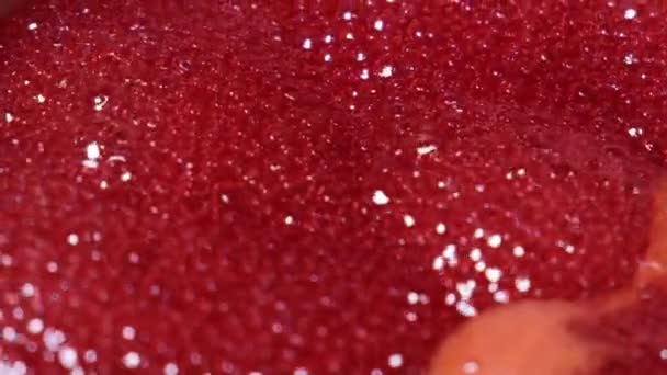 Červené bubliny stoupají v husté tekutině, — Stock video