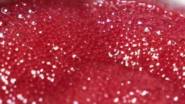 Красные пузыри поднимаются в толстой жидкости, — стоковое видео