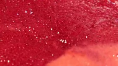 Frenk üzümü reçeli bir diş minesi havuzunda kaynıyor. Reçel için köpük. Hızlı kaynama. 