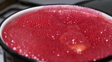 Reçeli pişir. Reçel. Tatlı reçel. Viburnum reçeli hazırlama.