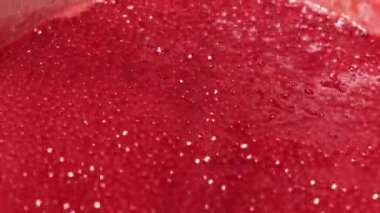 Reçeli pişir. Reçel. Tatlı reçel. Viburnum reçeli hazırlama.