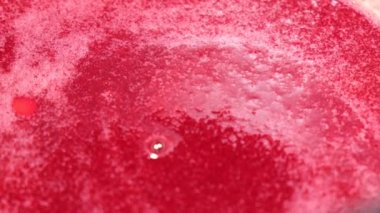 Frenk üzümü reçeli bir diş minesi havuzunda kaynıyor. Reçel için köpük. Hızlı kaynama. 