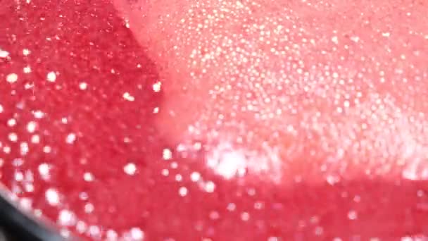 Johannisbeermarmelade kocht in einem Emaille-Becken. Schaum für Marmelade. Schnell kochend. — Stockvideo