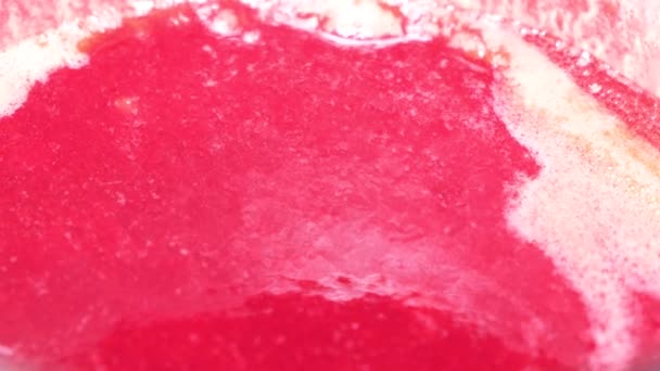 Die Früchte werden in kochendem Wasser zu Himbeermarmelade gekocht — Stockvideo