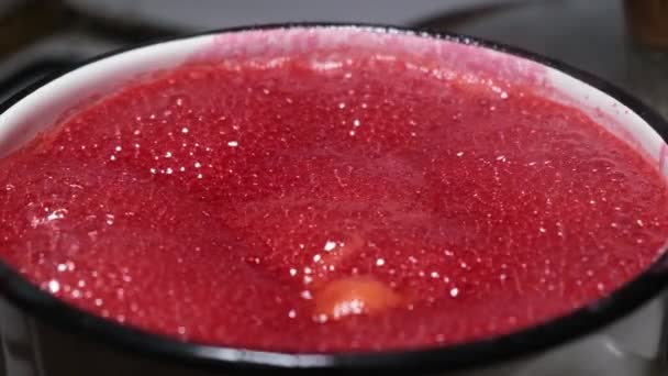 La fruta se hierve en agua hirviendo para hacer mermelada de frambuesa — Vídeo de stock