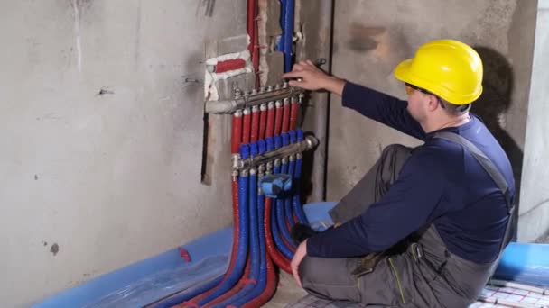 Εγκατάσταση δοκιμής νέων υδραυλικών. Εργασίες επισκευής υδραυλικών συστημάτων. — Αρχείο Βίντεο
