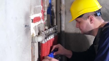Profesyonel tesisatçı ısıtma için boru döşüyormuş.
