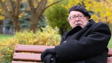 Yalnız, düşünceli, depresif, üzgün yaşlı dul bir adam.