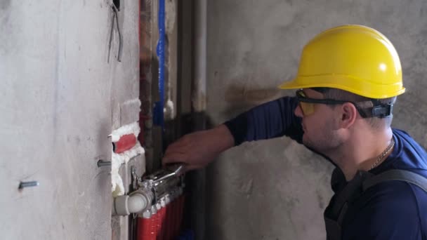 Oprava kanalizace potrubí profesionálním instalatérem. — Stock video