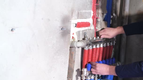Un idraulico maschio installa il riscaldamento in una casa di nuova costruzione. — Video Stock