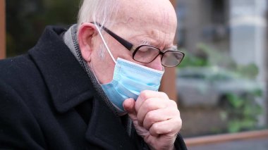 Dedem yüksek sesle öksürüyor. Koronavirüs deltasının tehlikeli bir türü var.