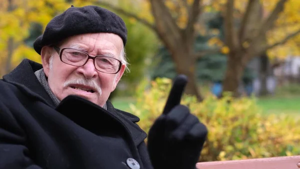 Stary dziadek pokazuje gest "nie" — Zdjęcie stockowe