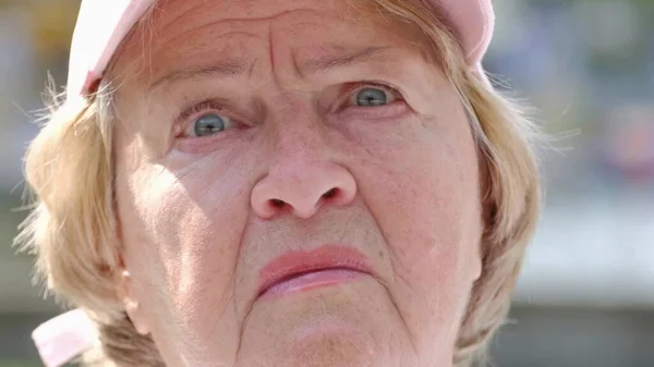 O rosto das avós aposentadas chateou a avó, ela abriu os olhos de surpresa. — Fotografia de Stock