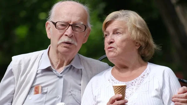 Os amantes aposentados passam o tempo juntos, eles se divertem conversando uns com os outros. — Fotografia de Stock