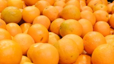Bir sürü portakal. Kamera lezzetli portakalları geçiyor.