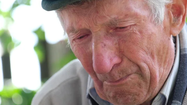 El pensionista llora, extraña a su familia. El viejo abuelo está solo y deprimido.. —  Fotos de Stock