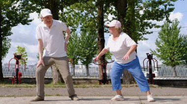 Büyükbabamın sırtı ağrıyordu, oyun parkında antrenman yaparken ağrıyordu..